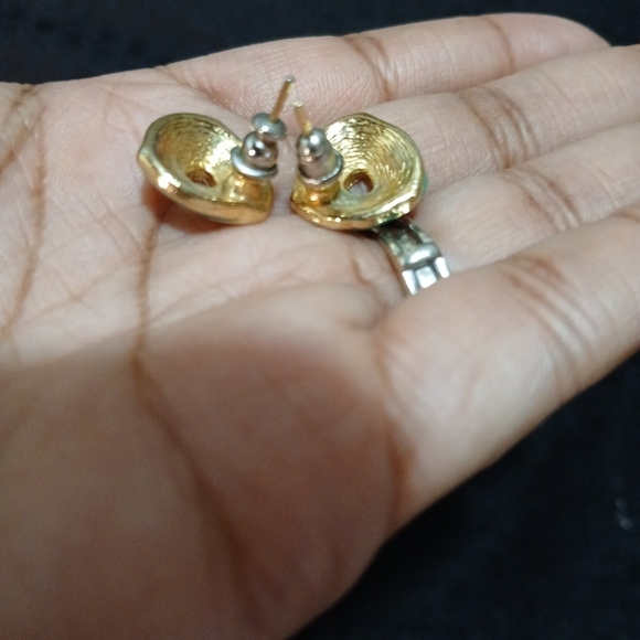 Green stud earrings with a gold tone. Has the backs. Classy, stunning,feminine - Picture 2 of 3